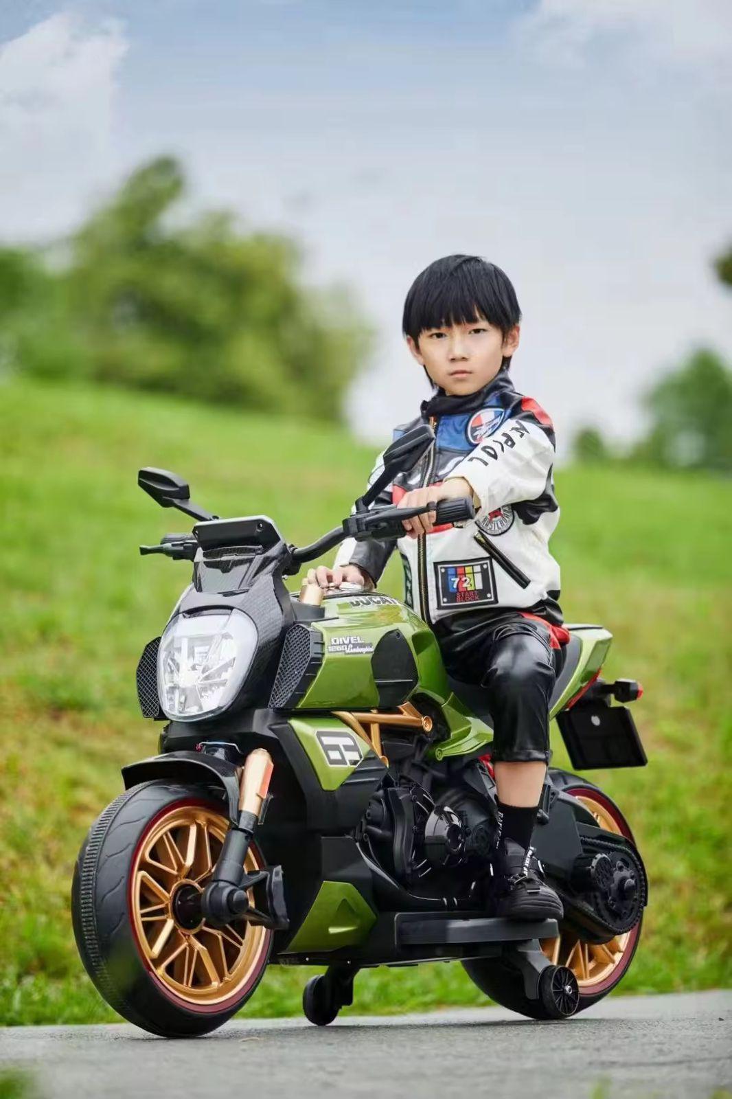 Child riding FUN N FUNKY rechargeable ride on motorcycle for children Gujarat in green and black